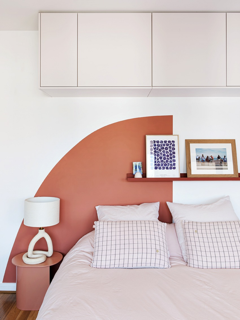 Chambre avec mur en plan graphique terracotta