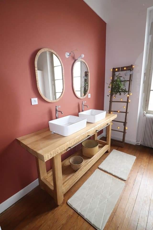 Salle de bain terracotta et bois avec lavabo