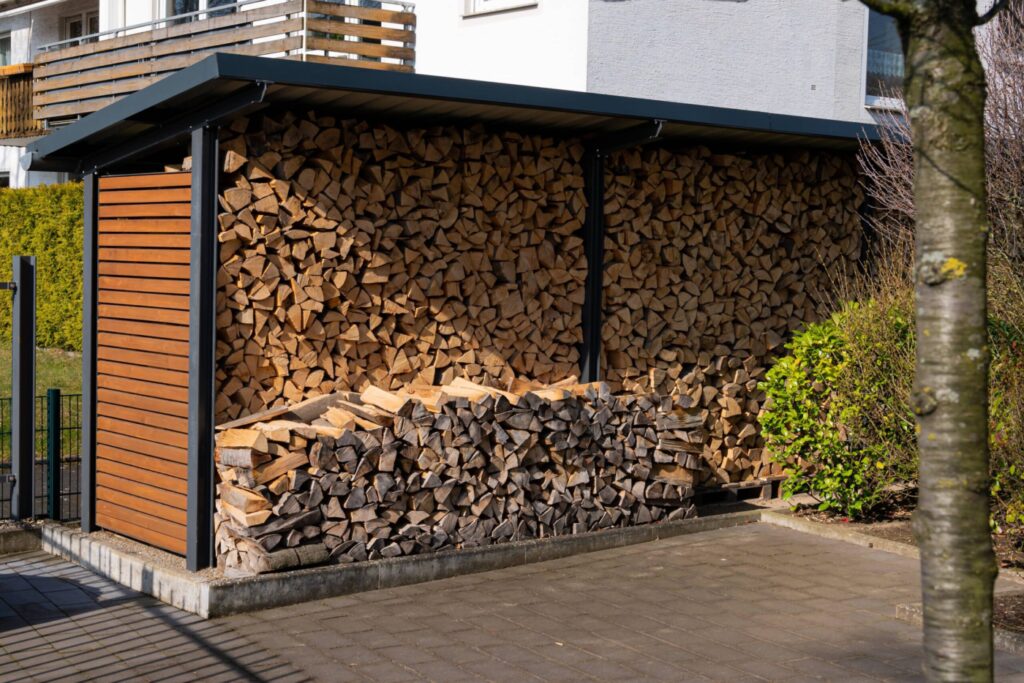 Abri bois de chauffage extérieur moderne